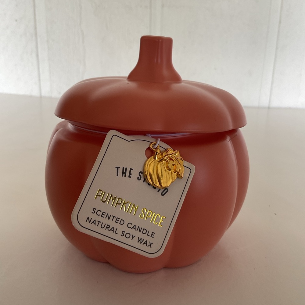 NWT Pumpkin Spice Candle in ceramic pumpkin vessel.